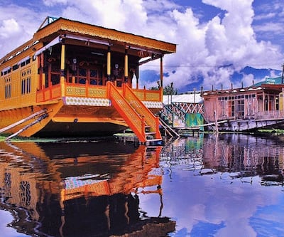 https://imgcld.yatra.com/ytimages/image/upload/t_hotel_yatra_city_desktop/v1432382535/Domestic Hotels/Hotels_Srinagar/Shelter Group of Houseboats/Beautiful_houseboat.jpg